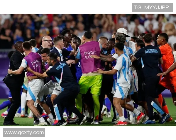 冲突升级!浓眉与教练发生激烈争执 冲突升级!浓眉与教练发生激烈争执